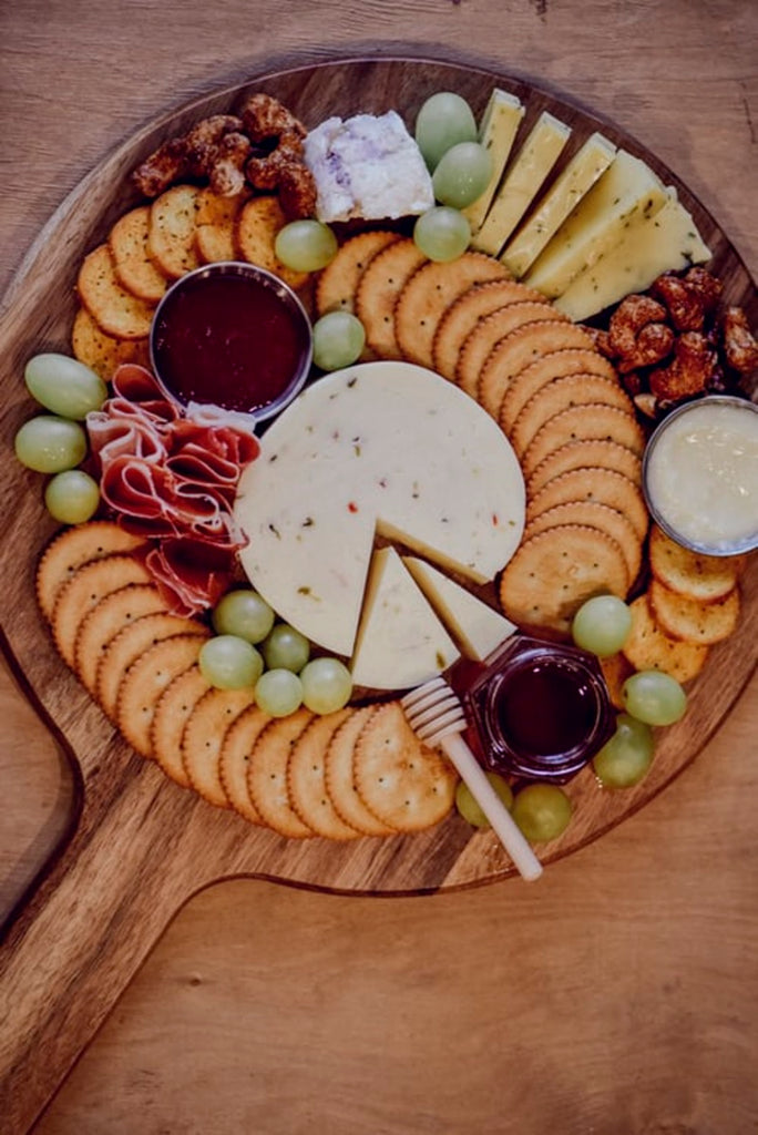 HOW TO BUILD A CHEESE BOARD