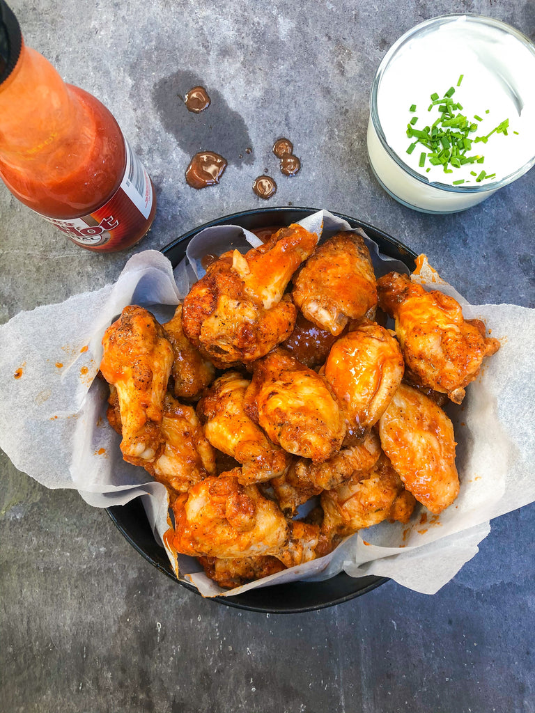 BUFFALO WINGS WITH BLUE CHEESE DIP